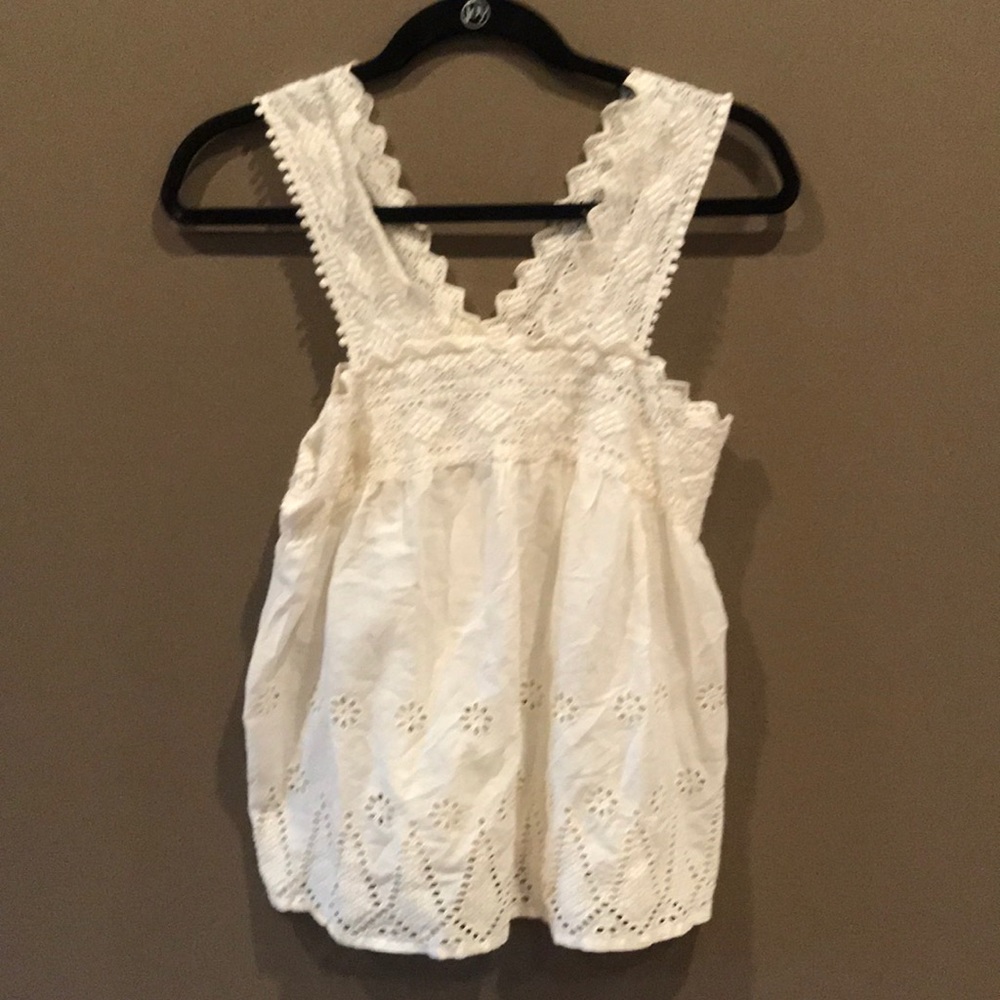 Gently used Am Eagle cream tank top. Size XS.